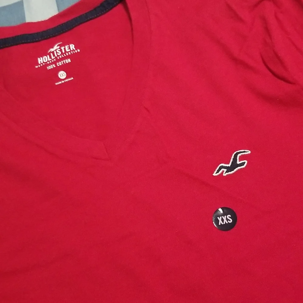 2 TOPS HOLLISTER - Picture 3 of 14